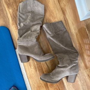 Tap suede boots